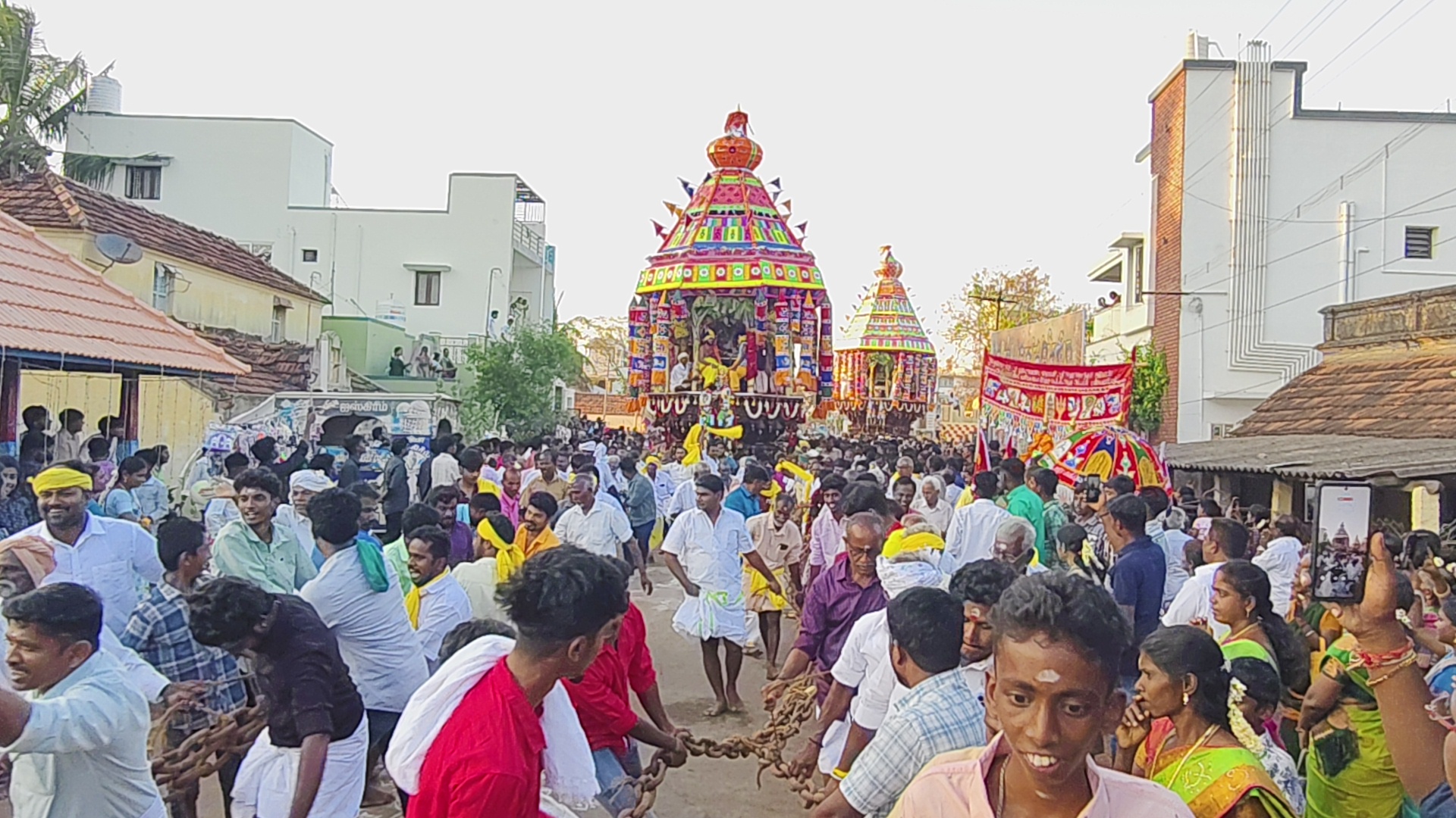 பட்டமங்கலம் மதியாத கண்ட விநாயகர், அழகு சவுந்தரி அம்பாள் கோயில் பங்குனித் திருவிழா தேரோட்டம் நடைபெற்றது.