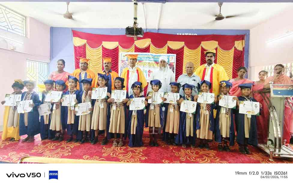 திருப்புத்தூர் பாபா அமீர் பாதுஷா மெட்ரிக் மேல்நிலைப் பள்ளியில் யுகே ஜி, மற்றும் முதல் வகுப்பு மாணவர்களுக்கான மழலையர் பட்டமளிப்பு விழா நடைபெற்றது.