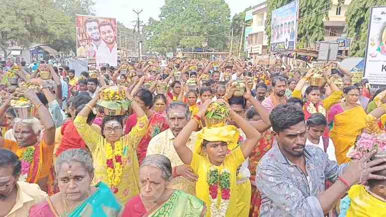 சிங்கம்புணரியில் சித்ரா பௌர்ணமியை முன்னிட்டு சித்தர் முத்துவடுகநாதர் கோவிலுக்கு 10  ஆயிரத்திற்கும் மேற்பட்ட பக்தர்கள் பால்குடம் எடுத்து வந்து வழிபாடு