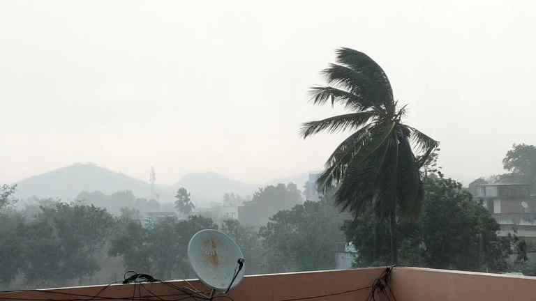 சிங்கம்புணரி அதன் சுற்றி உள்ள பகுதிகளில் சுமார் அரை மணி  நேரமாக பலத்த காற்றுடன் பெய்த  கனமழை