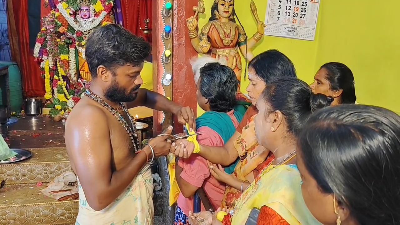 திருப்புத்தூரில் ஆடி வெள்ளி முதல் நாளில் அம்மன் கோவில்களில் பக்தர்கள் காப்பு கட்டி வழிபாடு!