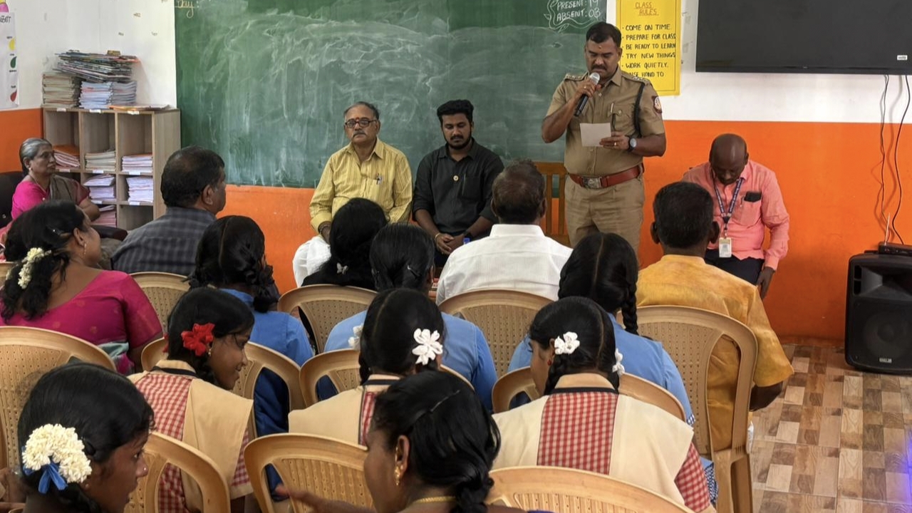 தேவகோட்டையில் பள்ளி மாணவர்களுக்கு சாலை பாதுகாப்பு  விழிப்புணர்வு