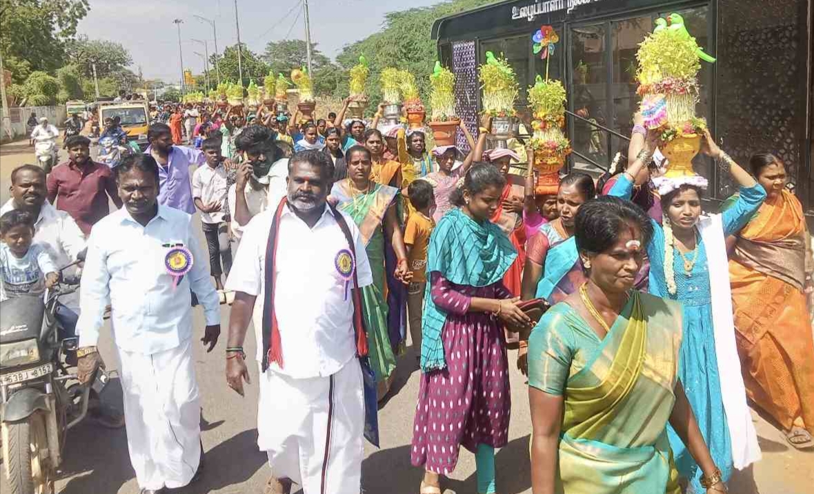 சிவகங்கை அருள்மிகு ஶ்ரீ முத்துமாரியம்மன் திருக்கோவில் 40 ஆம் ஆண்டு பூச்சொரிதல் விழா முன்னிட்டு முளைப்பாரி வைபவம் நடைபெற்றது 