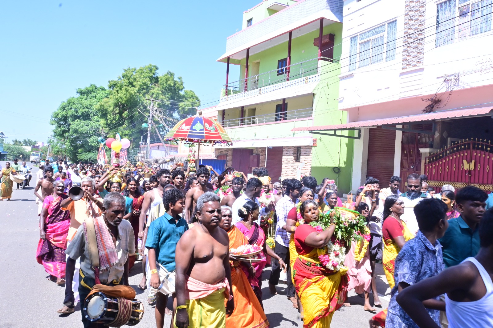 திருப்புத்தூர் புதுப்பட்டி அருள்மிகு ஸ்ரீ மாவூடியூத்து காளியம்மன் கோயில் ஆடிசிறப்பு திருவிழாவில், சாமியாடிகள் அருவாள் மீது ஏறி நின்று பக்தர்களுக்கு அருள்வாக்கு கூறினர்