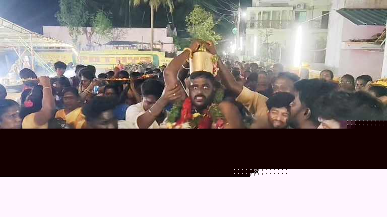 திருப்புத்தூர் அருகே பாண்டிமுனி அய்யா கோயில் பூச்சொரிதல் திருவிழா! ஆட்டம் பாட்டத்துடன் பூத்தட்டுகளை சுமந்து வந்த இளைஞர்கள் பூச்சொரிந்து வழிபாடு!!