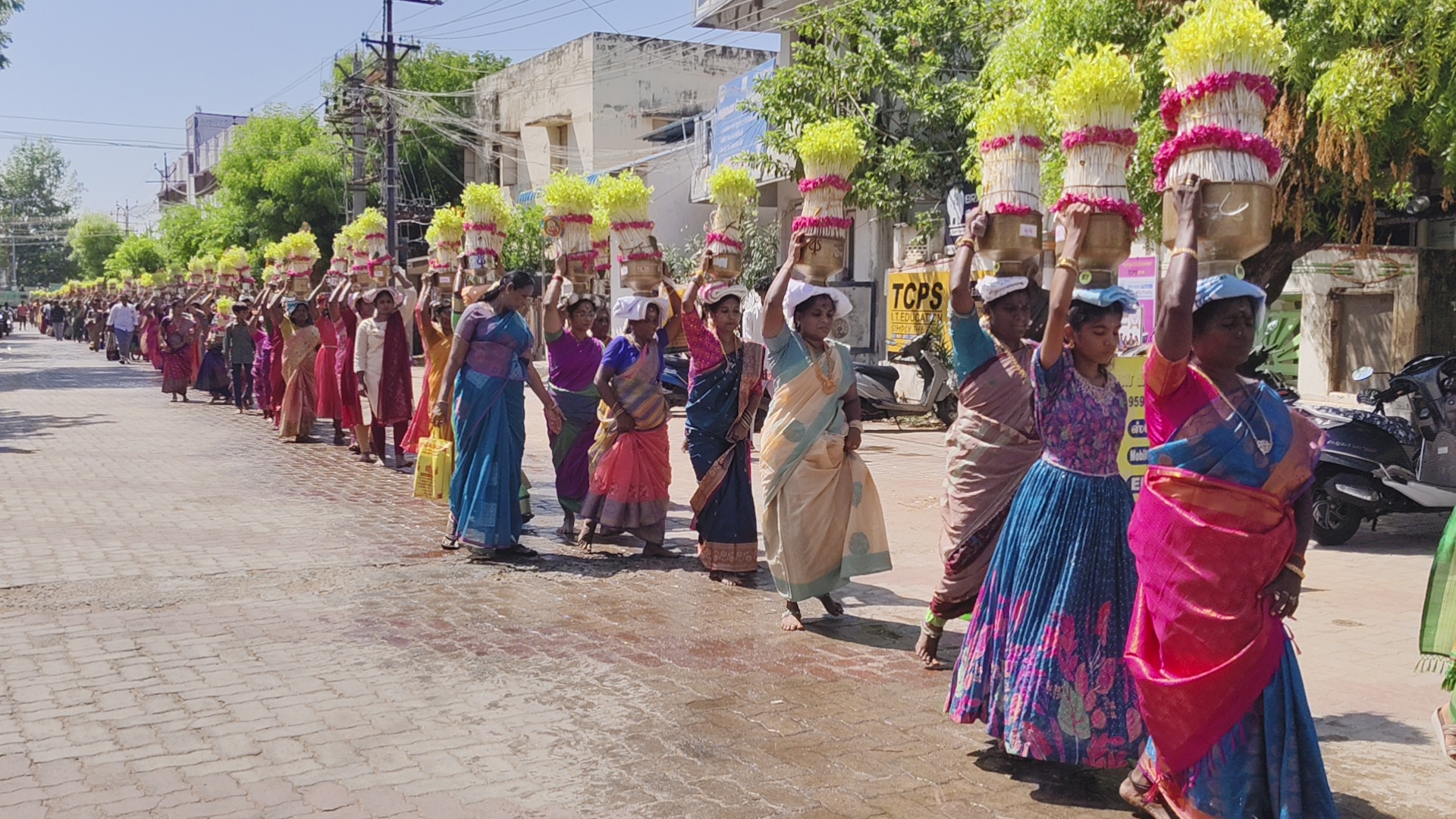 திருப்புத்தூரில் நூற்றுக்கணக்கான பெண்கள் சுமந்து வந்த முளைப்பாரிகளை, புனித குளத்தில் கரைத்து வழிபாடு!