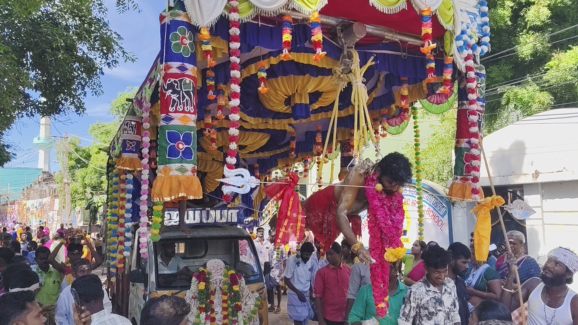 திருப்புத்தூரில் ஆடி கடைசி வெள்ளியில் ஸ்ரீ காளியம்மன் கோயிலில் பல்லாயிரக்கணக்கான பக்தர்கள் பால்குடம், தீச்சட்டி, அலகு குத்தி, பூக்குழி இறங்கி வழிபாடு