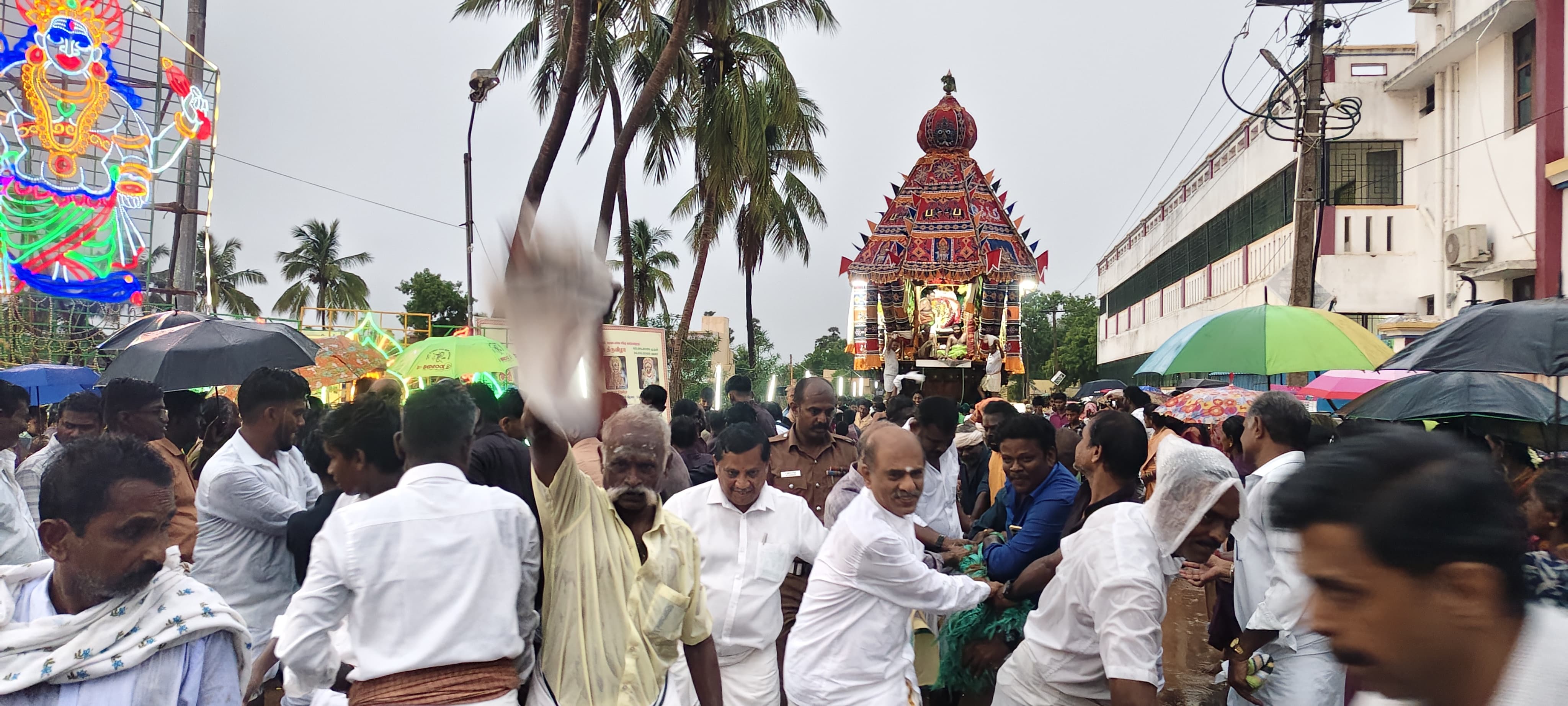 கொட்டும் மழையில் நகர வயிரவன்பட்டியில் ஆடி பிரமோற்சவ தேரோட்டம்! பக்தர்கள் வடம் பிடித்து இழுத்தனர்!
