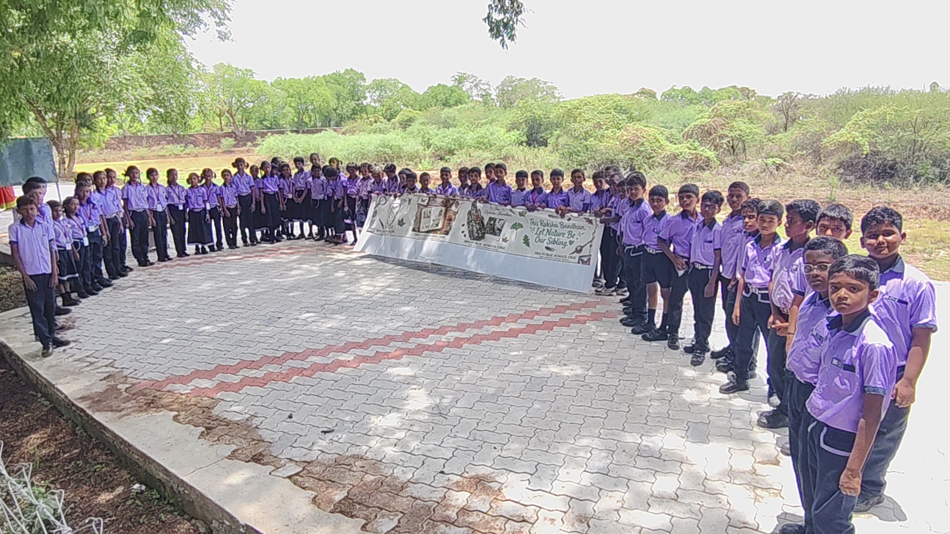 மரங்களுக்கு ராக்கி கயிறு கட்டி, மரங்களோடும், இயற்கையோடும் சகோதரத்துவத்துடன் இருப்போம் என உறுதிமொழி எடுத்த திருப்புத்தூர் எஸ் கே எஸ் பப்ளிக் சிபிஎஸ்இ பள்ளி மாணவர்கள்!