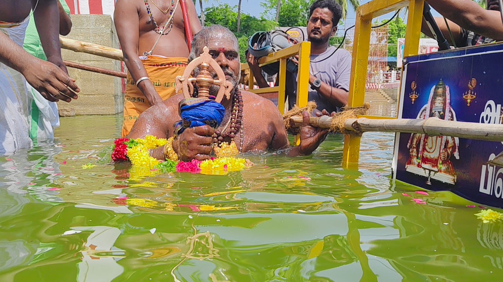 விநாயகர் சதுர்த்தியை முன்னிட்டு பிள்ளையார்பட்டி ஸ்ரீகற்பக விநாயகர் கோயில் திருக்குளத்தில் நடைபெற்ற தீர்த்தவாரி வைபவம்