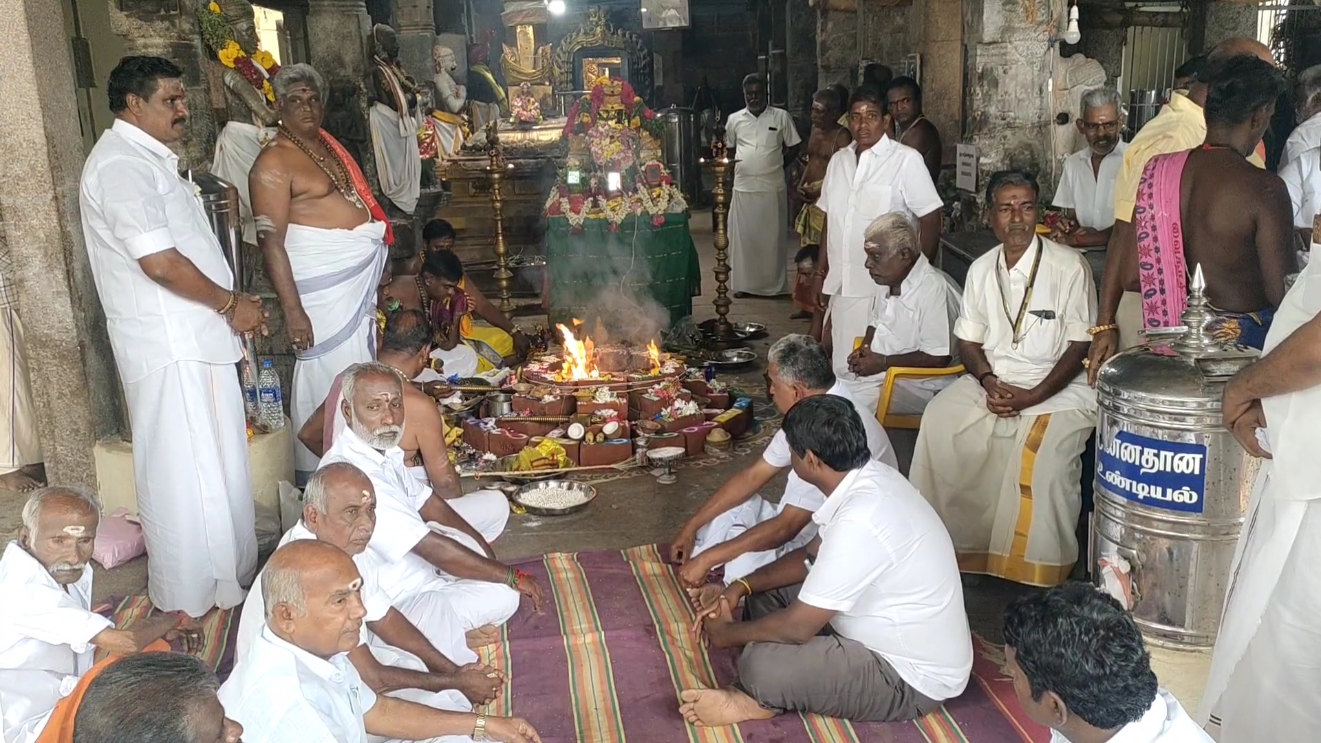 சிங்கம்புணரி சேவுகப்பெருமாள் அய்யனார் கோவிலில் மழை வேண்டி கிராம மக்கள் வருண பகவானுக்கு சிறப்பு யாக பூஜை